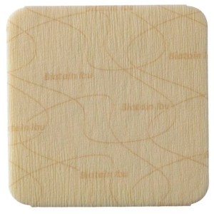 Medicazione biatain ibu softhold in schiuma di poliuretano parzialmente adesiva a rilascio di ibuprofene 10x10 cm 5 pezzi