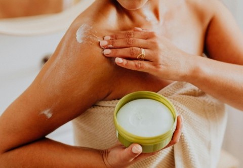 Pelle secca: come idratarla correttamente ogni giorno